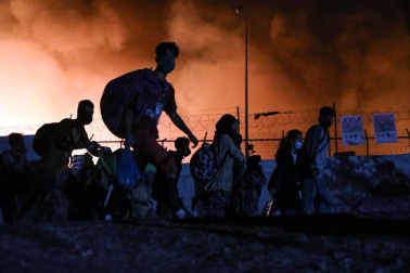 El campo de refugiados de Moria, en la isla de Lesbos, que alberga a cerca de 13.000 personas ha quedado prácticamente destruido en un incendio provocado esta madrugada tras enfrentamientos entre los migrantes.