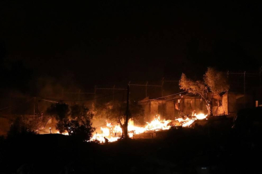 El campo de refugiados de Moria, en la isla de Lesbos, que alberga a cerca de 13.000 personas ha quedado prácticamente destruido en un incendio provocado esta madrugada tras enfrentamientos entre los migrantes.