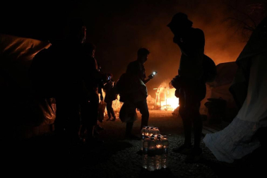 El campo de refugiados de Moria, en la isla de Lesbos, que alberga a cerca de 13.000 personas ha quedado prácticamente destruido en un incendio provocado esta madrugada tras enfrentamientos entre los migrantes.