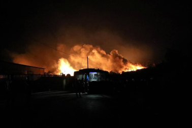 El campo de refugiados de Moria, en la isla de Lesbos, que alberga a cerca de 13.000 personas ha quedado prácticamente destruido en un incendio provocado esta madrugada tras enfrentamientos entre los migrantes.