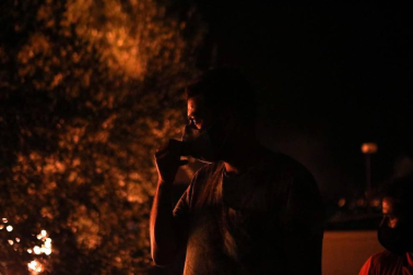 El campo de refugiados de Moria, en la isla de Lesbos, que alberga a cerca de 13.000 personas ha quedado prácticamente destruido en un incendio provocado esta madrugada tras enfrentamientos entre los migrantes.