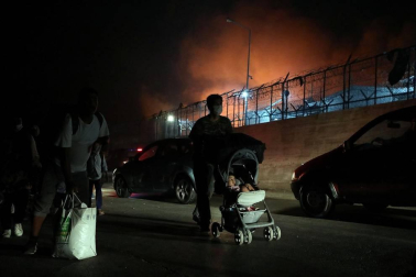 El campo de refugiados de Moria, en la isla de Lesbos, que alberga a cerca de 13.000 personas ha quedado prácticamente destruido en un incendio provocado esta madrugada tras enfrentamientos entre los migrantes.