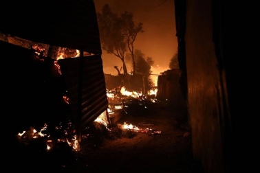 El campo de refugiados de Moria, en la isla de Lesbos, que alberga a cerca de 13.000 personas ha quedado prácticamente destruido en un incendio provocado esta madrugada tras enfrentamientos entre los migrantes.