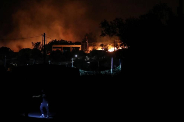 El campo de refugiados de Moria, en la isla de Lesbos, que alberga a cerca de 13.000 personas ha quedado prácticamente destruido en un incendio provocado esta madrugada tras enfrentamientos entre los migrantes.