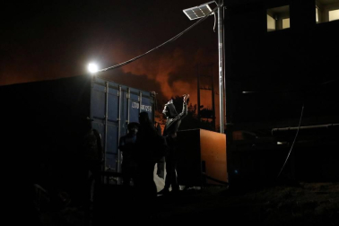 El campo de refugiados de Moria, en la isla de Lesbos, que alberga a cerca de 13.000 personas ha quedado prácticamente destruido en un incendio provocado esta madrugada tras enfrentamientos entre los migrantes.