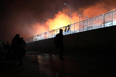 El campo de refugiados de Moria, en la isla de Lesbos, que alberga a cerca de 13.000 personas ha quedado prácticamente destruido en un incendio provocado esta madrugada tras enfrentamientos entre los migrantes.