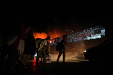 El campo de refugiados de Moria, en la isla de Lesbos, que alberga a cerca de 13.000 personas ha quedado prácticamente destruido en un incendio provocado esta madrugada tras enfrentamientos entre los migrantes.