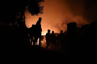 El campo de refugiados de Moria, en la isla de Lesbos, que alberga a cerca de 13.000 personas ha quedado prácticamente destruido en un incendio provocado esta madrugada tras enfrentamientos entre los migrantes.