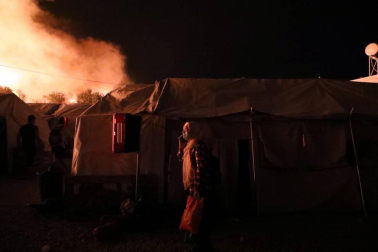 El campo de refugiados de Moria, en la isla de Lesbos, que alberga a cerca de 13.000 personas ha quedado prácticamente destruido en un incendio provocado esta madrugada tras enfrentamientos entre los migrantes.