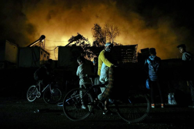 El campo de refugiados de Moria, en la isla de Lesbos, que alberga a cerca de 13.000 personas ha quedado prácticamente destruido en un incendio provocado esta madrugada tras enfrentamientos entre los migrantes.