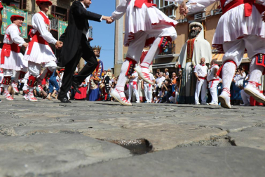 Los gigantes y cabezudos conmemoran en las calles de Pamplona el Privilegio de la Unión
