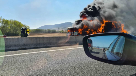 Un camión cargado de paja ha ardido este mediodía en la A-12 entre Zizur y Astráin, en sentido Pamplona causando atascos y restricciones de tráfico.