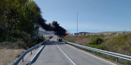 Un camión cargado de paja ha ardido este mediodía en la A-12 entre Zizur y Astráin, en sentido Pamplona causando atascos y restricciones de tráfico.