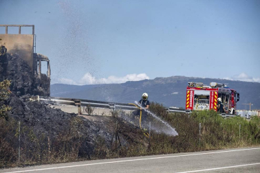 Un camión cargado de paja ha ardido este mediodía en la A-12 entre Zizur y Astráin, en sentido Pamplona causando atascos y restricciones de tráfico.
