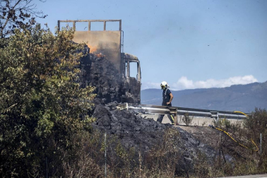 Un camión cargado de paja ha ardido este mediodía en la A-12 entre Zizur y Astráin, en sentido Pamplona causando atascos y restricciones de tráfico.