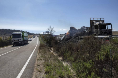 Un camión cargado de paja ha ardido este mediodía en la A-12 entre Zizur y Astráin, en sentido Pamplona causando atascos y restricciones de tráfico.