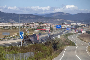 Un camión cargado de paja ha ardido este mediodía en la A-12 entre Zizur y Astráin, en sentido Pamplona causando atascos y restricciones de tráfico.