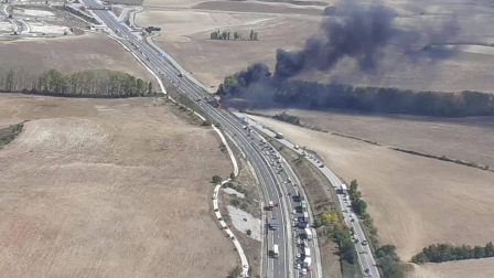 Un camión cargado de paja ha ardido este mediodía en la A-12 entre Zizur y Astráin, en sentido Pamplona causando atascos y restricciones de tráfico.