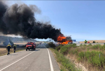Un camión cargado de paja ha ardido este mediodía en la A-12 entre Zizur y Astráin, en sentido Pamplona causando atascos y restricciones de tráfico.