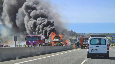 Un camión cargado de paja ha ardido este mediodía en la A-12 entre Zizur y Astráin, en sentido Pamplona causando atascos y restricciones de tráfico.