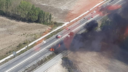Un camión cargado de paja ha ardido este mediodía en la A-12 entre Zizur y Astráin, en sentido Pamplona causando atascos y restricciones de tráfico.