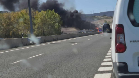 Un camión cargado de paja ha ardido este mediodía en la A-12 entre Zizur y Astráin, en sentido Pamplona causando atascos y restricciones de tráfico.