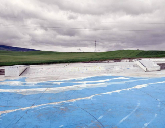 El primer fotógrafo en recibir el Premio Príncipe de Viana recorre su trayectoria a través de fotografías, siempre enclavadas en los lugares donde transcurre la vida normal: “Ni postales, ni cloacas”.