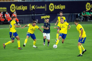 Fútbol reconocible de Osasuna y triunfo en el Carranza para empezar