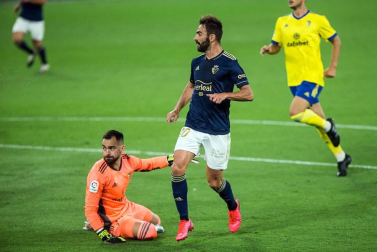 Fútbol reconocible de Osasuna y triunfo en el Carranza para empezar
