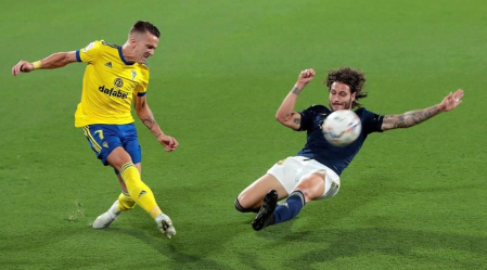 Fútbol reconocible de Osasuna y triunfo en el Carranza para empezar