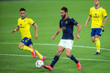 Fútbol reconocible de Osasuna y triunfo en el Carranza para empezar
