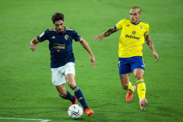 Fútbol reconocible de Osasuna y triunfo en el Carranza para empezar