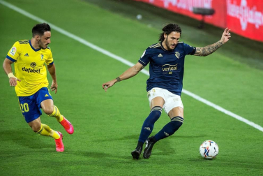 Fútbol reconocible de Osasuna y triunfo en el Carranza para empezar