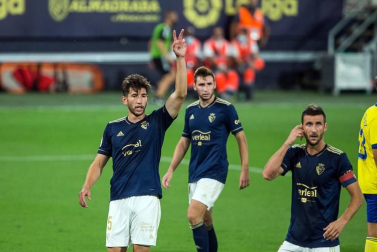 Fútbol reconocible de Osasuna y triunfo en el Carranza para empezar