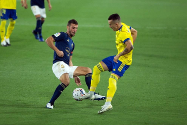 Fútbol reconocible de Osasuna y triunfo en el Carranza para empezar