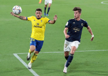 Fútbol reconocible de Osasuna y triunfo en el Carranza para empezar