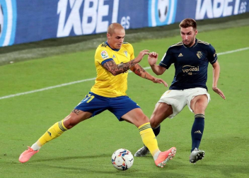 Fútbol reconocible de Osasuna y triunfo en el Carranza para empezar