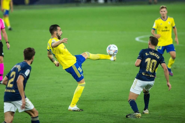 Fútbol reconocible de Osasuna y triunfo en el Carranza para empezar