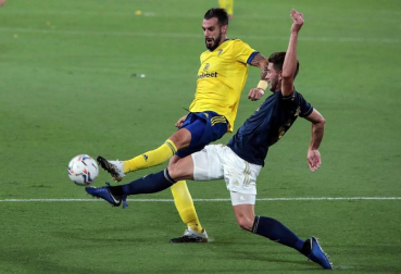 Fútbol reconocible de Osasuna y triunfo en el Carranza para empezar