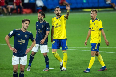 Fútbol reconocible de Osasuna y triunfo en el Carranza para empezar