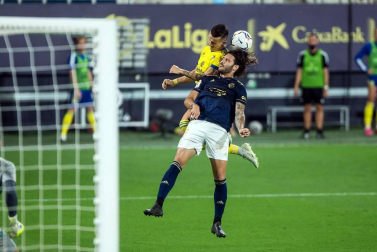 Fútbol reconocible de Osasuna y triunfo en el Carranza para empezar