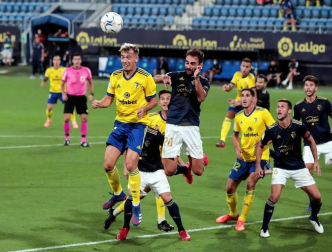 Fútbol reconocible de Osasuna y triunfo en el Carranza para empezar