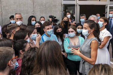 La reina Letizia inaugura el curso escolar en Milagro y San Adrián