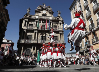 Todas las fotos de la salida de la Comparsa de Gigantes y Cabezudos en San Fermín Txikito.