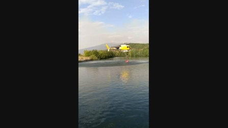 Un helicóptero de extinción cogiendo agua en la laguna del aserradero de Ekai
