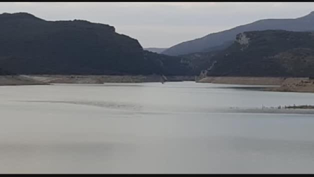 Un avión cargando agua en el pantano de Itoiz para el incendio de Lónguida