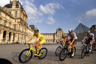 Sam Bennett se ha llevado este domingo en París la 21ª y última etapa del Tour de Francia 2020, en una jornada en la que se entregó el triunfo en la general al joven Tadej Pogacar.
