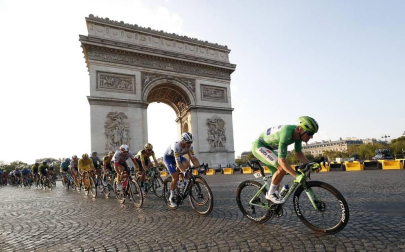 Sam Bennett se ha llevado este domingo en París la 21ª y última etapa del Tour de Francia 2020, en una jornada en la que se entregó el triunfo en la general al joven Tadej Pogacar.