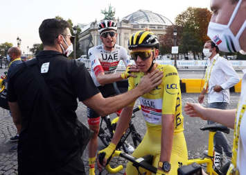 Sam Bennett se ha llevado este domingo en París la 21ª y última etapa del Tour de Francia 2020, en una jornada en la que se entregó el triunfo en la general al joven Tadej Pogacar.