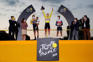 Sam Bennett se ha llevado este domingo en París la 21ª y última etapa del Tour de Francia 2020, en una jornada en la que se entregó el triunfo en la general al joven Tadej Pogacar.